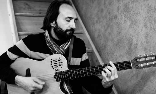 Hugues Rambier jouant guitare nylon sur scène