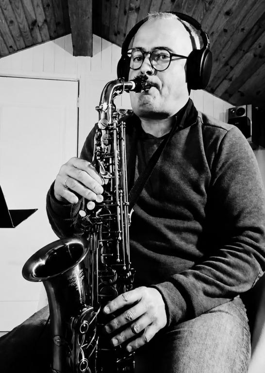 Yvan Seychal jouant du saxophone alto en live