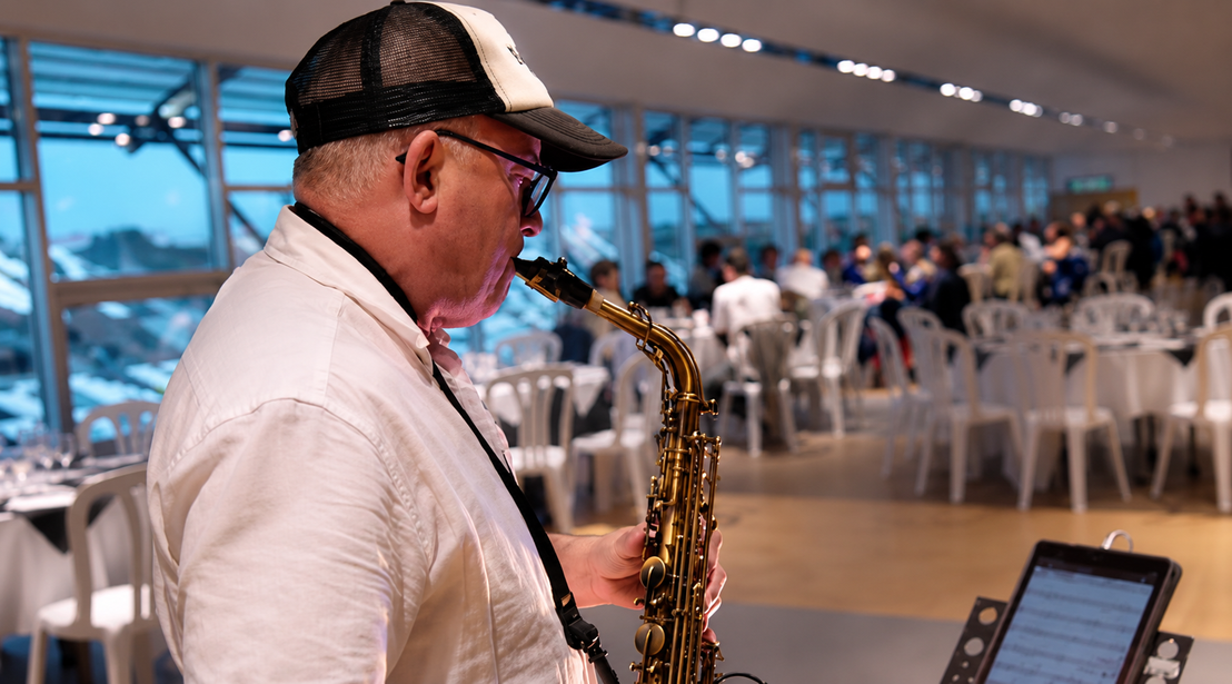 Ambiance lounge feutrée avec saxophone et piano