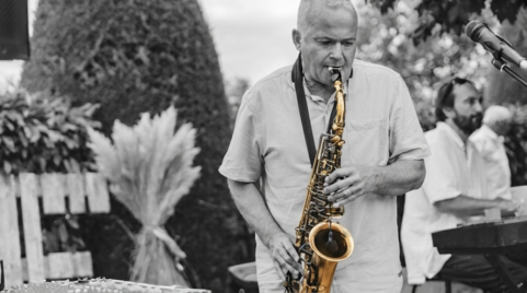 COVERAXE en situation live, sax et piano