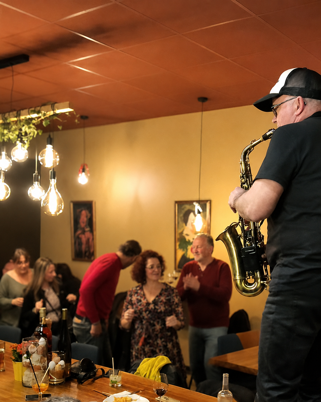 Fin de cocktail plus rythmée avec saxophone